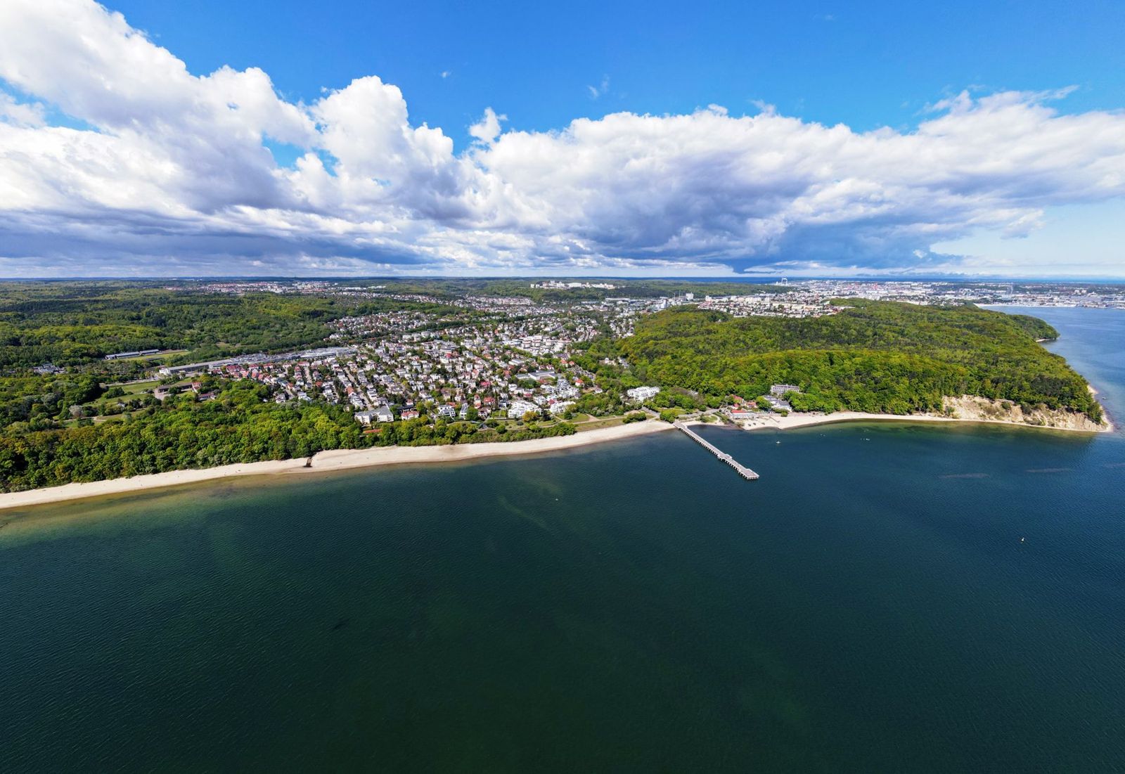 Orłowo z drona: molo, plaża i Zatoka Gdańska
