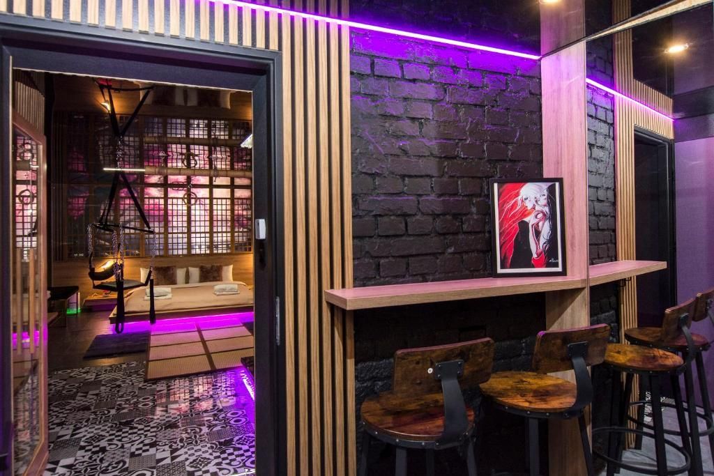 Secret Apartments: apartament z barem i neonem